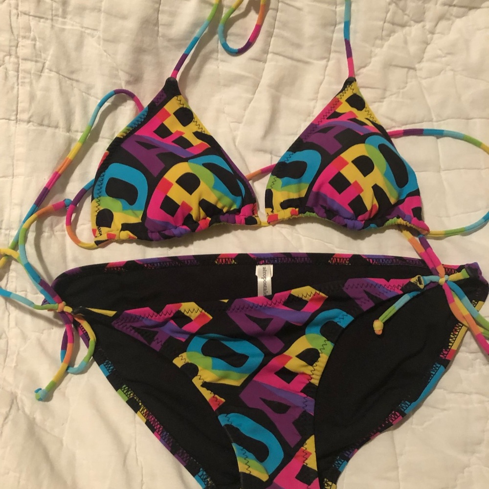 Aero (Aeropostale) tie bikini. Reversible top!!